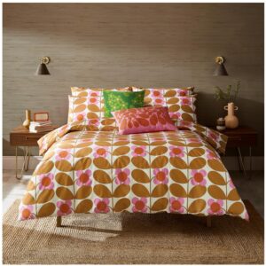Orla Kiely Stem Bloom Saffron duvet bedset, 100% cotton and 200 thread count. Coloured in warm and playful shades of candy pink, dark papaya and honeycomb, this bed set is perfect for adding a mid-century inspired touch to your room
