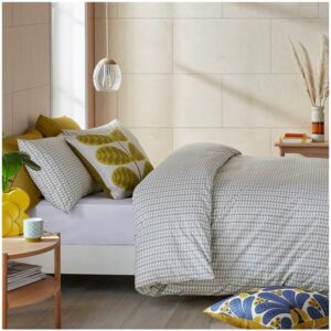 Smart and classic, Orla Kiely’s Tiny Stem decorates a luxurious 200 thread count cotton bedding, in a contemporary cool grey and white colour palette.