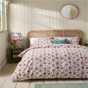 Cath Kidston Cow Girl Multi Bedding. The soft 100% cotton fabric base ensures a comfortable night sleep and durability, making it perfect for cozy evenings. Ideal for young adventurers or anyone who loves a touch of nostalgic Cath charm, this bedset brings a taste of the Wild West right into your bedroom in true Cath style.