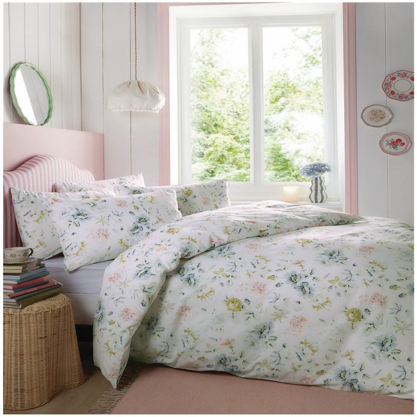 Cath Kidston Pembroke Rose White bedset Cath Kidston Pembroke Rose, white bedset. Roses and honeysuckle are a classic English country garden combination. With a crisp white background and the gentle floral face and reverse, this design works harmoniously in a fresh, pared back way. 180 thread count and 100% cotton cover.