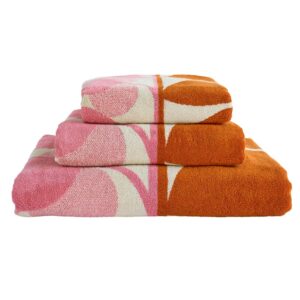 Orla Kiely Stem Bloom Duo Blush Towels. 100% cotton, these towels are in a bright orange and pink colour palette. Available to buy as a set or individually as a bath sheet, bath towel, bath mat or hand towel.